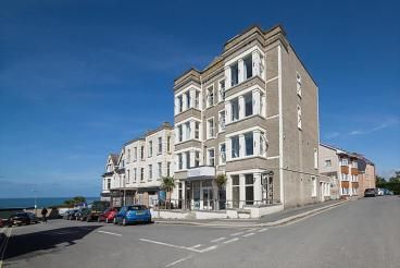 Image of the accommodation - Reef Island Lodge - Hostel Newquay Cornwall TR7 1DZ