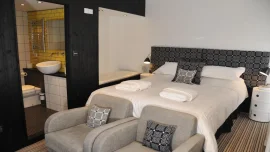 Greenbank Lodge Llangollen Bedroom and ensuite bathroom