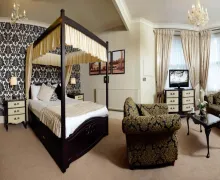 A four posteer bed in a large bedroom at the  Stags Head Hotel Bowness-on-Windermere.
