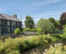 Riverside Cottage with secure bike storage - Staveley